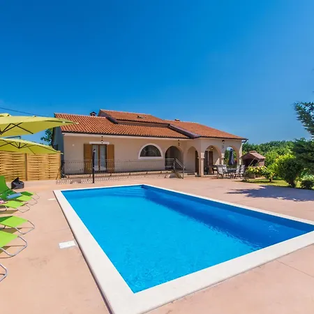 Feriehus Dream House, A Charming Pet Friendly Žminj