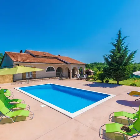 Dream House, A Charming Pet Friendly *