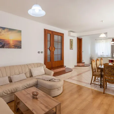 Dream House, A Charming Pet Friendly *