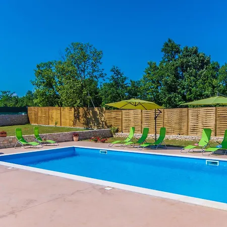 Feriehus Dream House, A Charming Pet Friendly Žminj