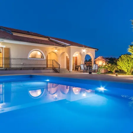 Dream House, A Charming Pet Friendly Holiday home