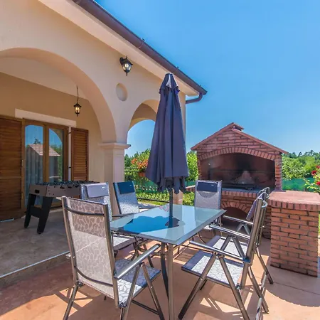 Feriehus Dream House, A Charming Pet Friendly Žminj